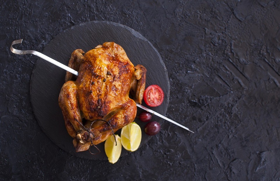 Готовим курицу-гриль в духовке целиком: 4 простых рецепта, которые сможет повторить каждая