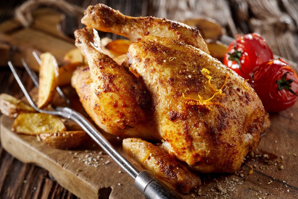 Готовим курицу-гриль в духовке целиком: 4 простых рецепта, которые сможет повторить каждая