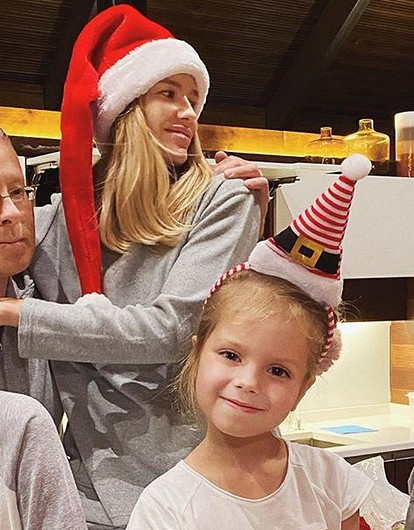 «Держалась, как могла»: пятилетняя дочь Елены Перминовой расплакалась из-за подарка Деда Мороза (милое видео)