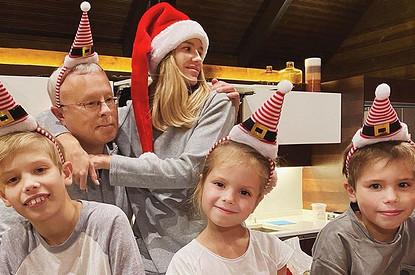 «Держалась, как могла»: пятилетняя дочь Елены Перминовой расплакалась из-за подарка Деда Мороза (милое видео)