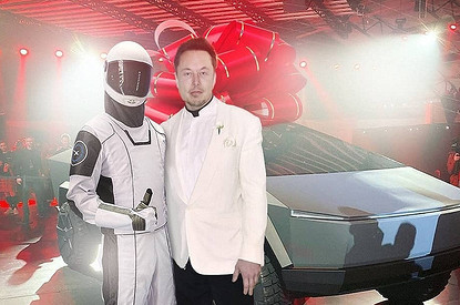 Бывший парень Кайли Дженнер снял в своем клипе кибертрак Илона Маска (видео)