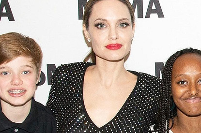 Анджелина Джоли привезла приемную дочь в родную Эфиопию и познакомила с президентом (видео)