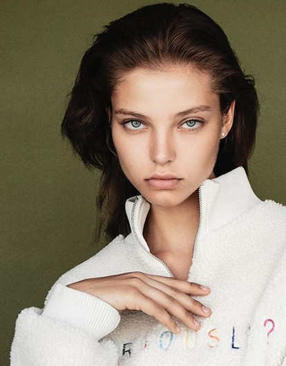 «Сделала это снова»: Алеся Кафельникова участвовала в показе Chanel с Джиджи Хадид