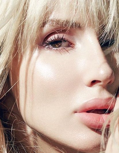 Светлана Лобода презентовала обложку к новому хиту (у певицы насчитали шесть пальцев на ноге)