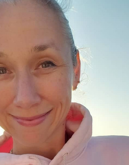 Возлюбленная Киану Ривза рассказала, почему не закрашивает седину