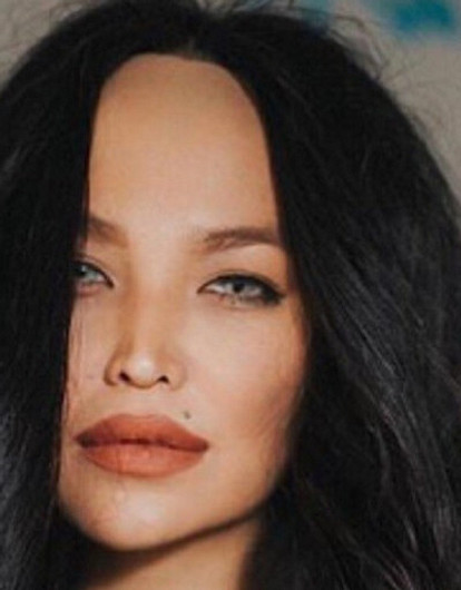 Жена Александра Цекало опубликовала сексуальное фото в мокрой майке