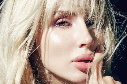 Светлана Лобода презентовала обложку к новому хиту (у певицы насчитали шесть пальцев на ноге)