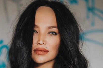 Жена Александра Цекало опубликовала сексуальное фото в мокрой майке