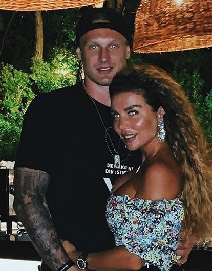 Анна Седокова откусила лук и заставила целоваться Яниса Тимму (видео)