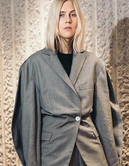 Как носить серый цвет, чтобы не выглядеть скучно и блекло