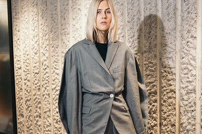 Как носить серый цвет, чтобы не выглядеть скучно и блекло