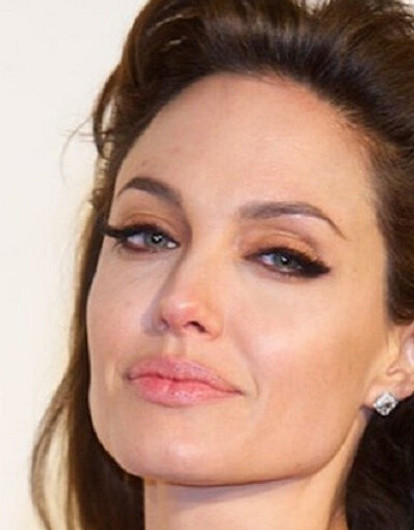 Анджелина Джоли поцеловала парня в театре (все дело в его татуировке)