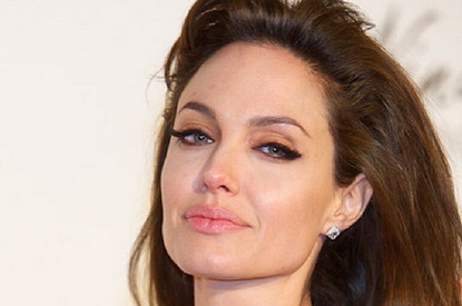 Анджелина Джоли поцеловала парня в театре (все дело в его татуировке)