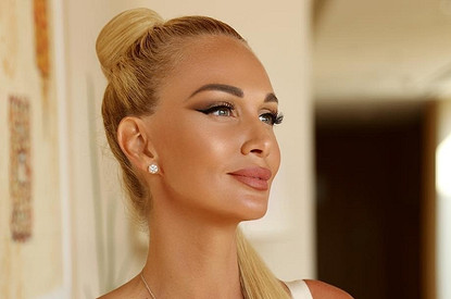 Виктория Лопырева пьет кокосовую воду во время беременности