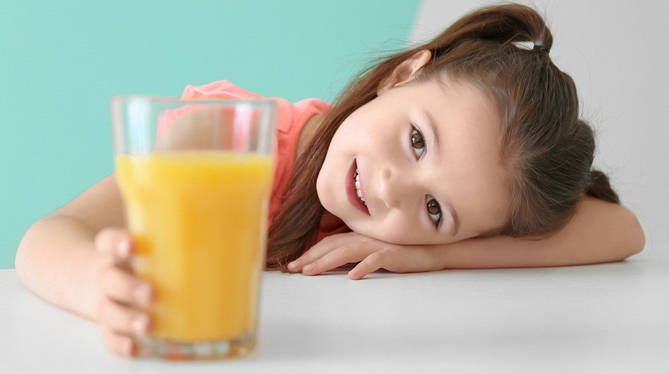 Почему детям нужно покупать специальный сок? Отвечает эксперт