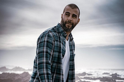 Иван Ургант почистил тротуар в Санкт-Петербурге