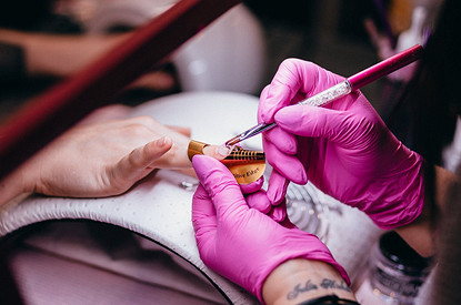 Дизайн ногтей с наклейками: каким он может быть сегодня?