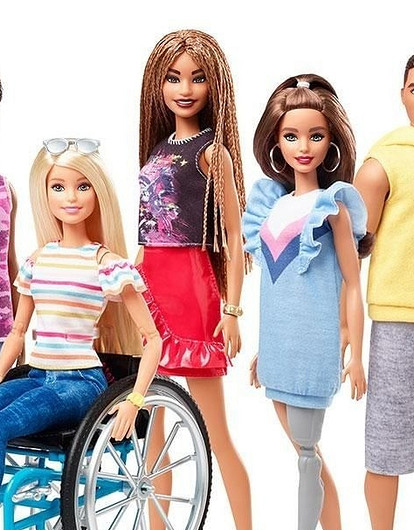 Mattel впервые выпустит куклу Барби на инвалидном кресле