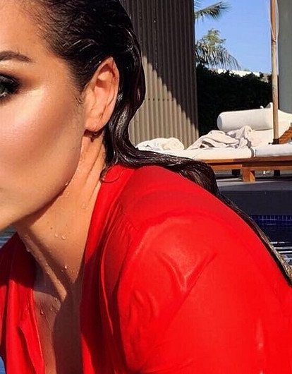 Анна Седокова в нижнем белье и с крестиком опубликовала «философский» пост