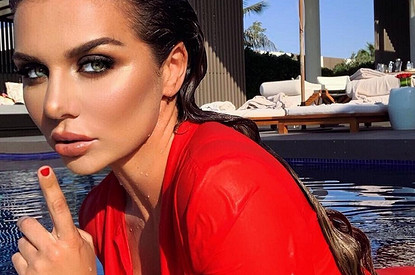 Анна Седокова в нижнем белье и с крестиком опубликовала «философский» пост