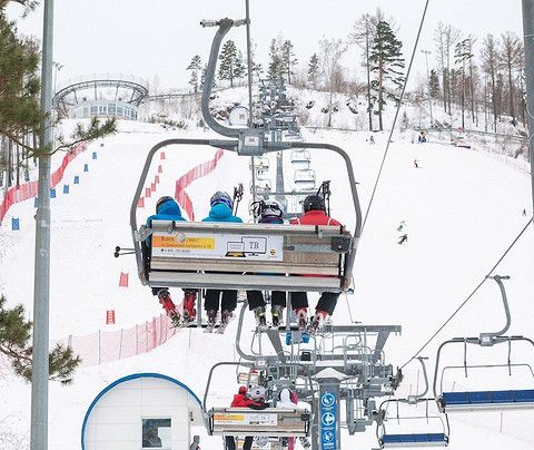 Зимой здесь открыт горнолыжный курорт с 14 хорошими трассами. 5 из них – для продвинутых горнолыжников и сноубордистов. Но для новичков есть комфортный  учебный склон. Местная фишка – рес...