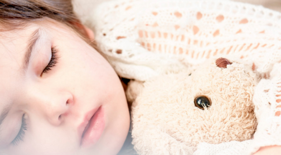 15 правильных вопросов, которые важно задавать ребенку перед сном