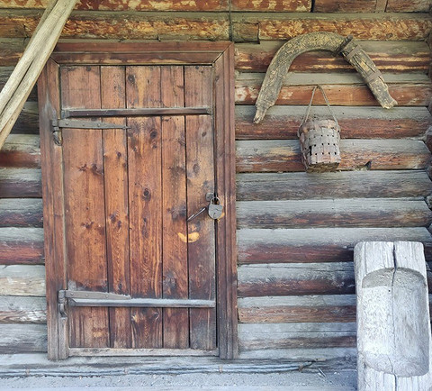 К художнику в Красноярске отношение трепетное, ведь он родился здесь, в двухэтажной деревянной усадьбе. Она сохранилась и работает, как музей. Между прочим, здесь хранится третья по велич...