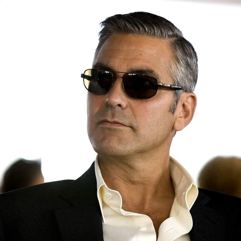 Невероятно харизматичный актер и режиссер впервые стал обладателем «Оскара» за роль в политическом триллере «Сириана» (2005). Для того, чтобы стать агентом ЦРУ, Джордж Клуни изменился до...