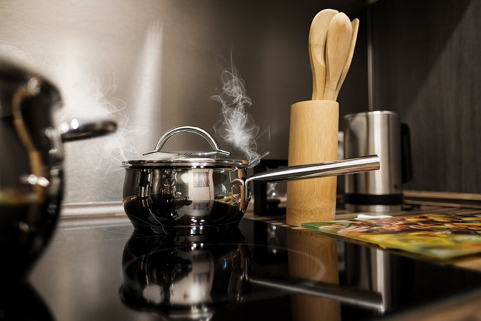 Как очистить плиту от жира и нагара: полное руководство для разных поверхностей