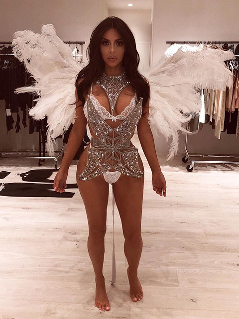 На Хэллоуин-2018 Ким и ее сестры перевоплотились в «ангелов» Victoria’s Secret. Участницы реалити-шоу решили, что чем меньше одежды, тем лучше, и подготовили наряды, состоящие из белого б...