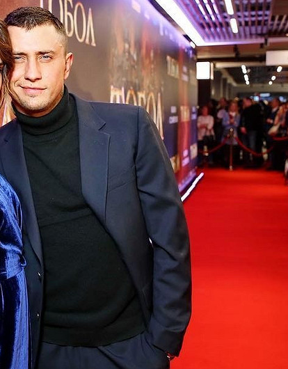 Впервые после скандала Павел Прилучный и Агата Муцениеце вышли в свет вместе