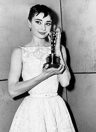 Одри Хепберн получает «Оскар» за фильм «Римские каникулы»