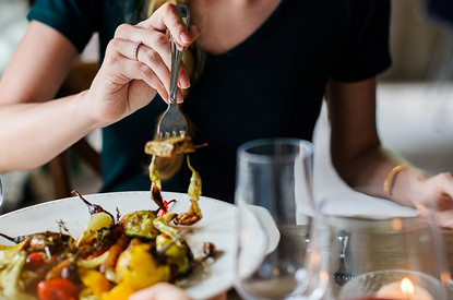 Почему нельзя переедать во время ужина? Объясняет диетолог