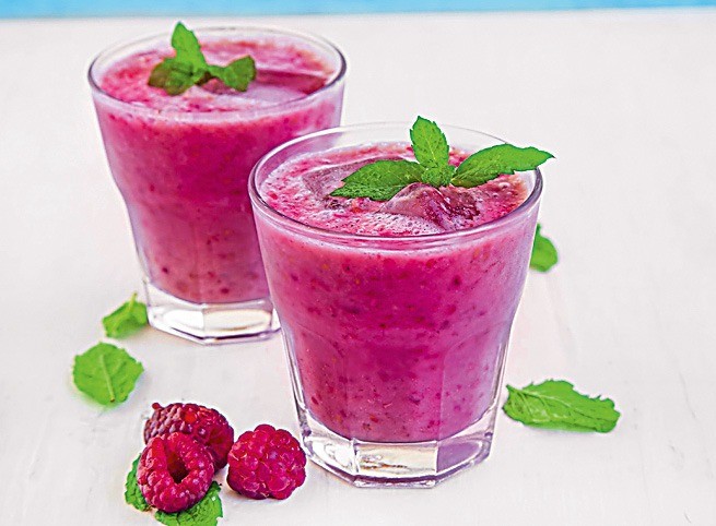 В них сохраняются витамины, микроэлементы и растительные волокна практически в неизменном виде. Например, очень полезный десерт – смузи из малины и молока. Тебе понадобятся стакан малины,...