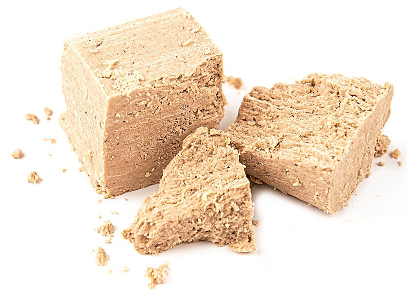 Очень полезная, но, увы, достаточно калорийная. В 100 г содержится 500–550 ккал. Так что без вреда для фигуры можно есть не более 30 г в день. Качественная халва должна быть совершенно су...