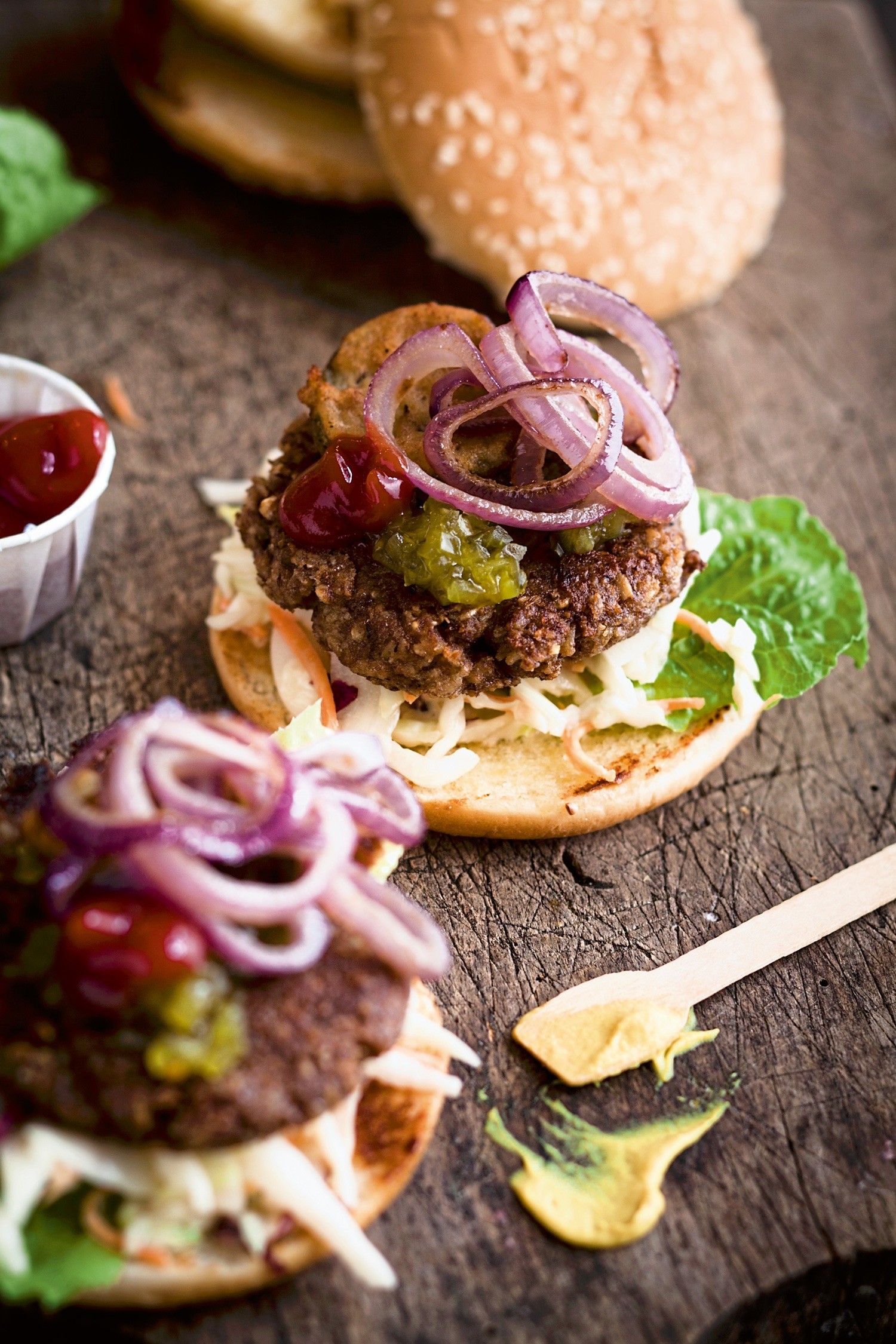 Полезный фастфуд: рецепт бургеров из нута с луком