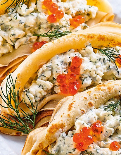 Все еще Масленица: рецепт блинчиков с сырной начинкой