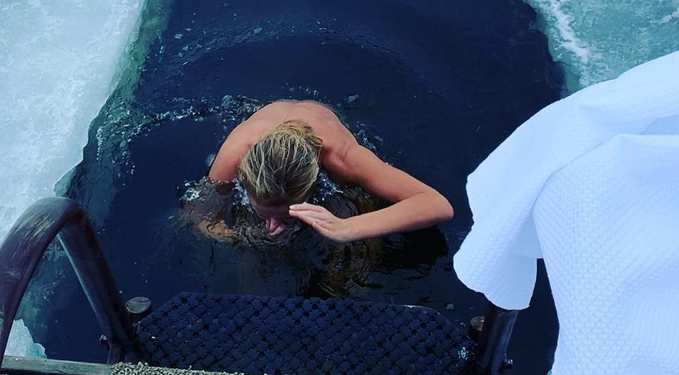 Татьяна Навка опубликовала видео перед купанием в проруби