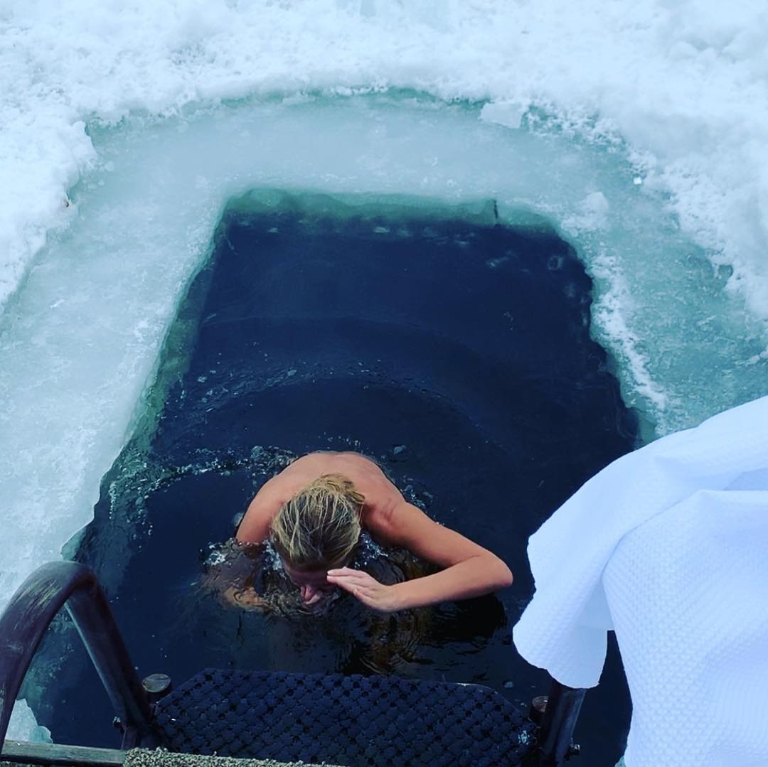 Татьяна Навка опубликовала видео перед купанием в проруби