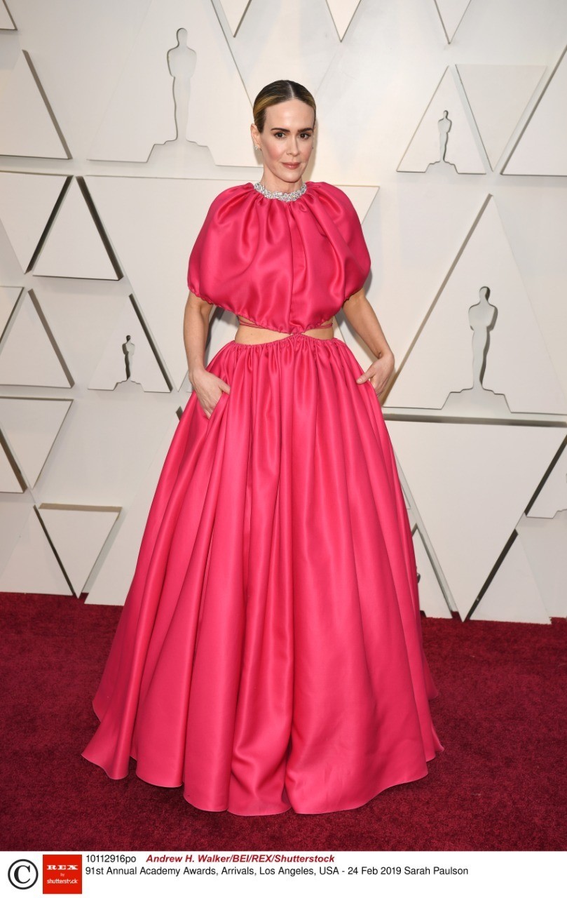 Сара Полсон - невероятно талантливая актриса, но несмотря на это, ее образ на «Оскаре» оказался не слишком удачным. Знаменитость выбрала платье кричащего розового цвета, состоящего из дву...