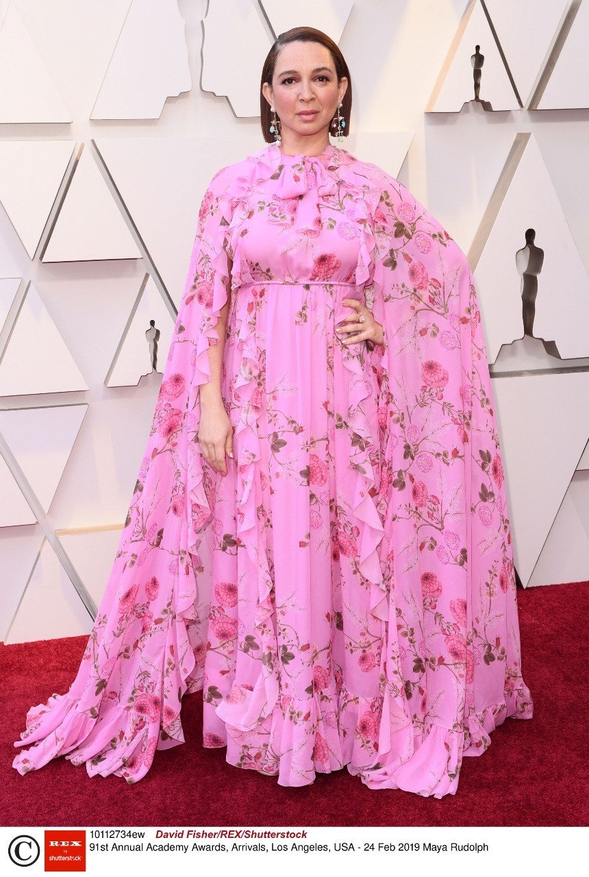 Майя Рудольф выбрала для церемонии красивое, но совершенно не подходящее ей платье. Нежный цвет розовый вишни, воздушная ткань, летящий крой, оборки и цветочный принт создают абсолютную д...