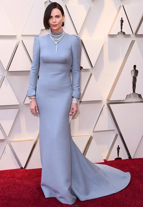 Шарлиз Терон решила удивить всех: она перекрасилась в шатенку и вместо привычного наряда с декольте выбрала платье спокойного нежно-голубого цвета от Dior. Терон - сама элегантность: воро...