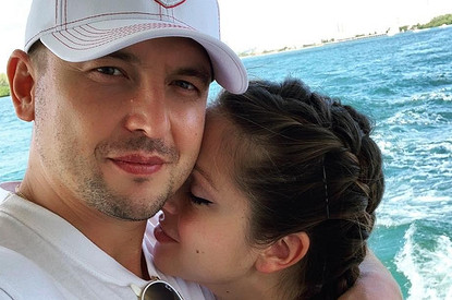 Певица Нюша опубликовала фото с дочкой в коляске