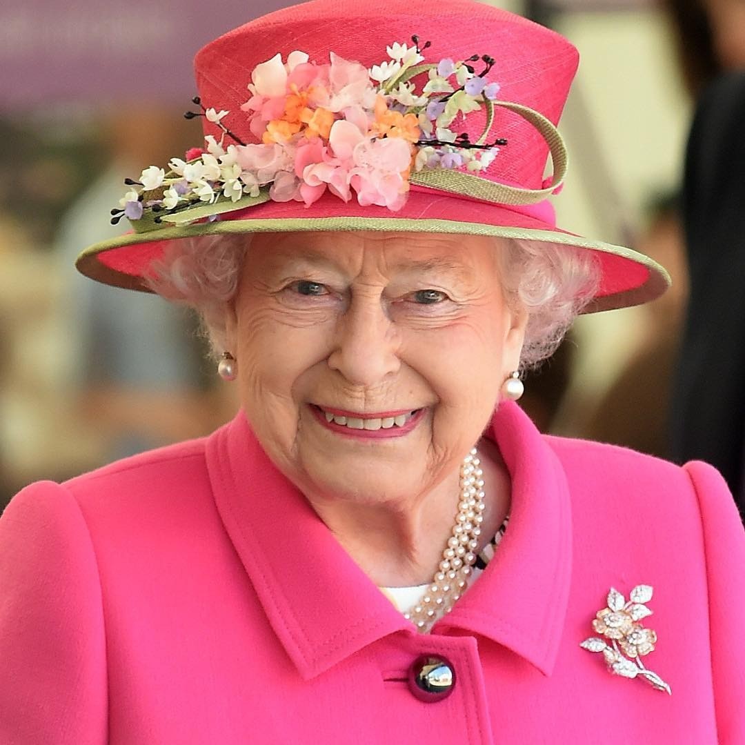 Неизменным остается и любовь Елизаветы II к ярким цветам, за что ее даже называют «Радужной королевой». Бирюзовый, малиновый, красный, желтый, фуксия… Так, в прошлом году по случаю рожден...