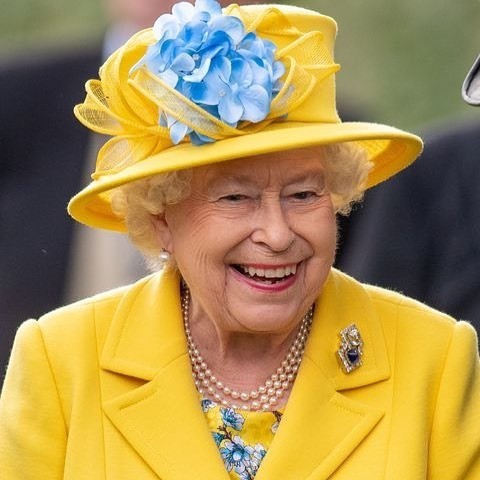 Елизавета II, которая занимает престол уже больше 60 лет, для британцев — символ стабильности в этом неспокойном мире. Ее стиль: однотонные костюмы-двойки, платья-футляры, элегантные сумо...