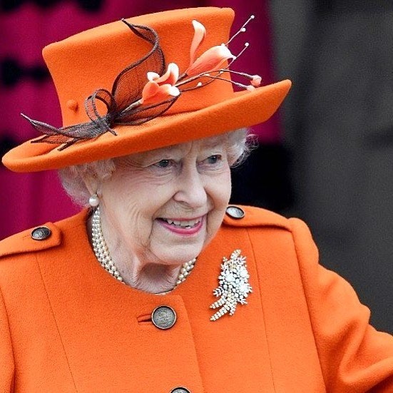 А в этом году на праздновании своего 90-летия королева удивила всех неоново-зеленым пальто и шляпкой того же цвета. Наряд мгновенно стал самой обсуждаемой темой в интернете и поводом для...