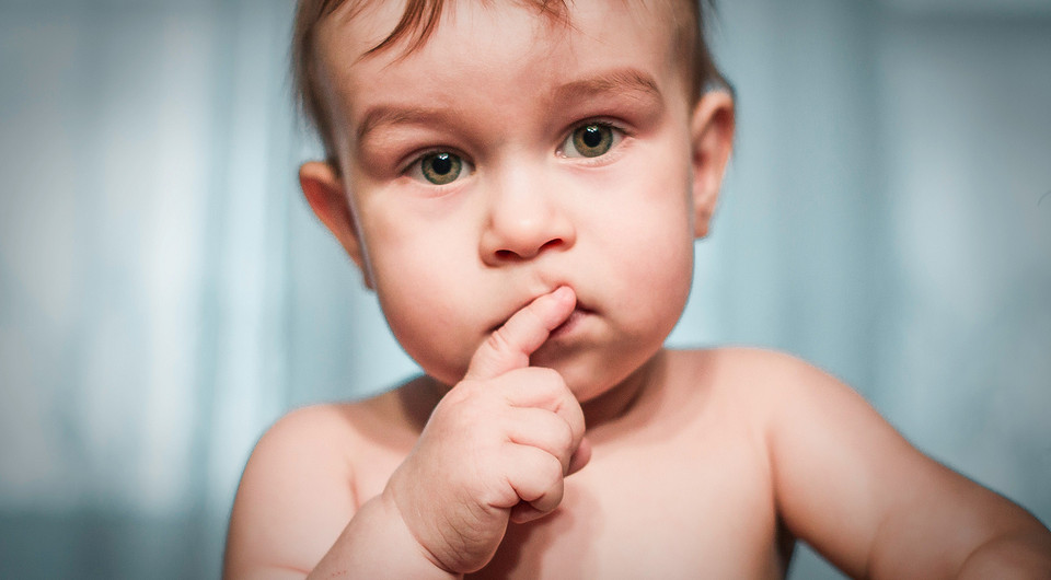 Нужно ли ухаживать за первым зубиком малыша? Отвечает эксперт