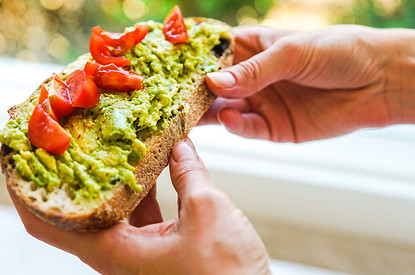 Почему нельзя есть бутерброды на завтрак? Объясняет диетолог