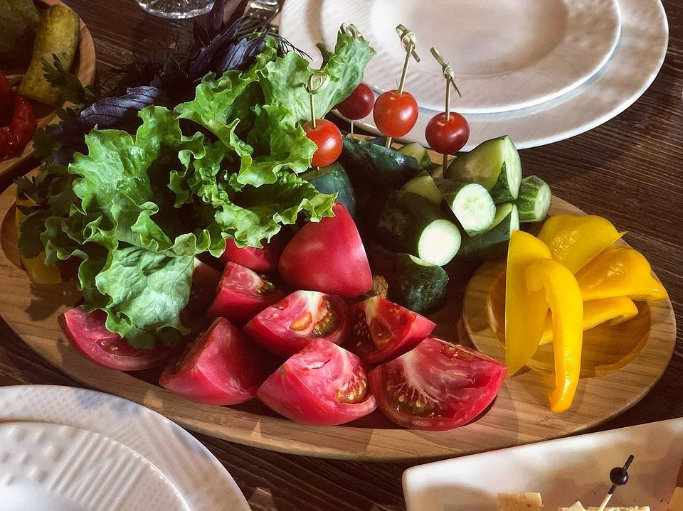 Оформляем праздничный стол: как сделать красивую овощную нарезку