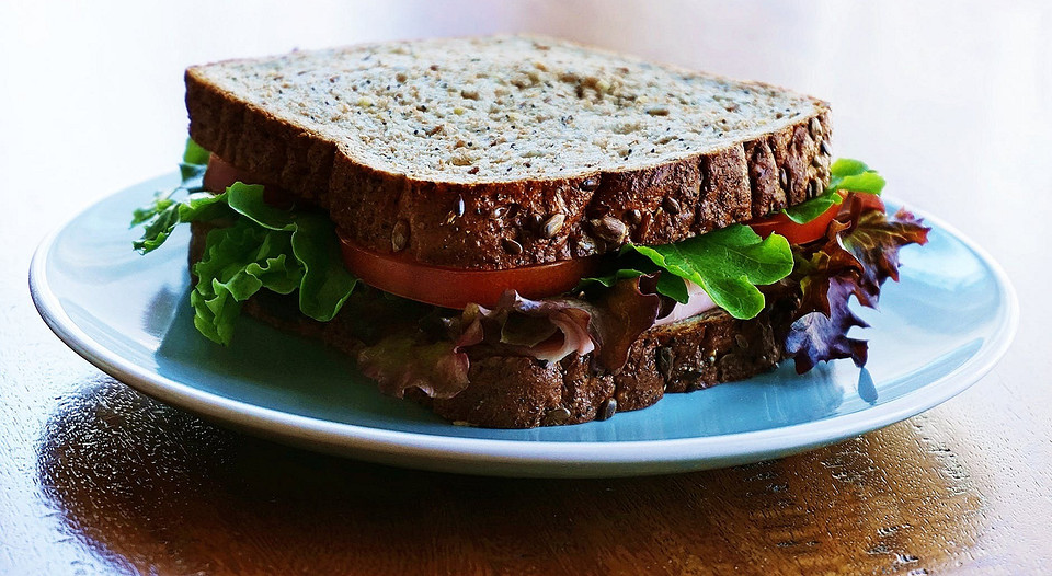 Почему нельзя есть бутерброды на завтрак? Объясняет диетолог